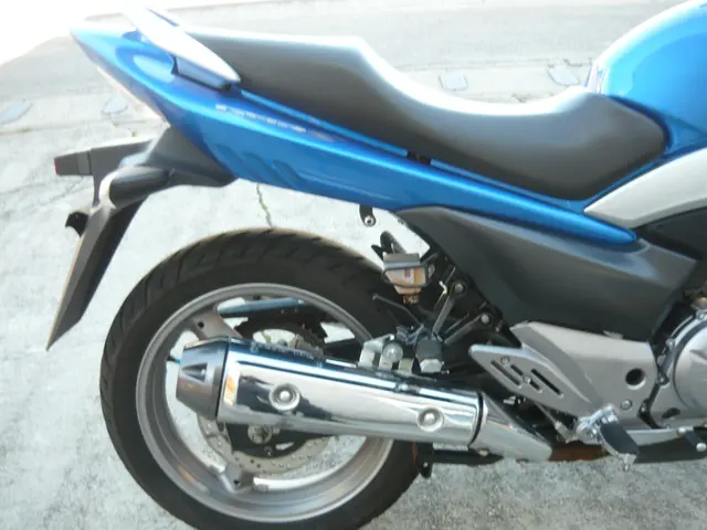 Suzuki GSR250 — фото 4